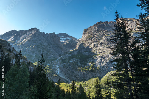 Petite Aiguille de l' Arcelin , Paysage du Massif de la Vanoise en été , à Pralognan la Vanoise , Savoie , France photo