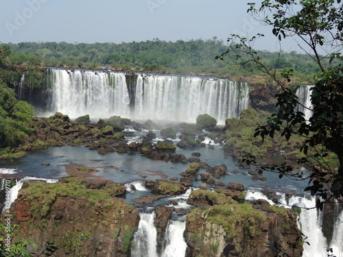 Cataratas do Igua  u com suas quedas d    guas  que abriga a floresta Atl  ntica na regi  o do sul do Brasil