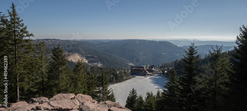 Atemberaubendes Panorama Landschaft im Winter von zugefrorenem See   Mummelsee  Mummelsee Hotel  Wald und blauem Himmel an der Schwarzwaldhochstra  e im Schwarzwald   Nationalpark Nordschwarzwald  