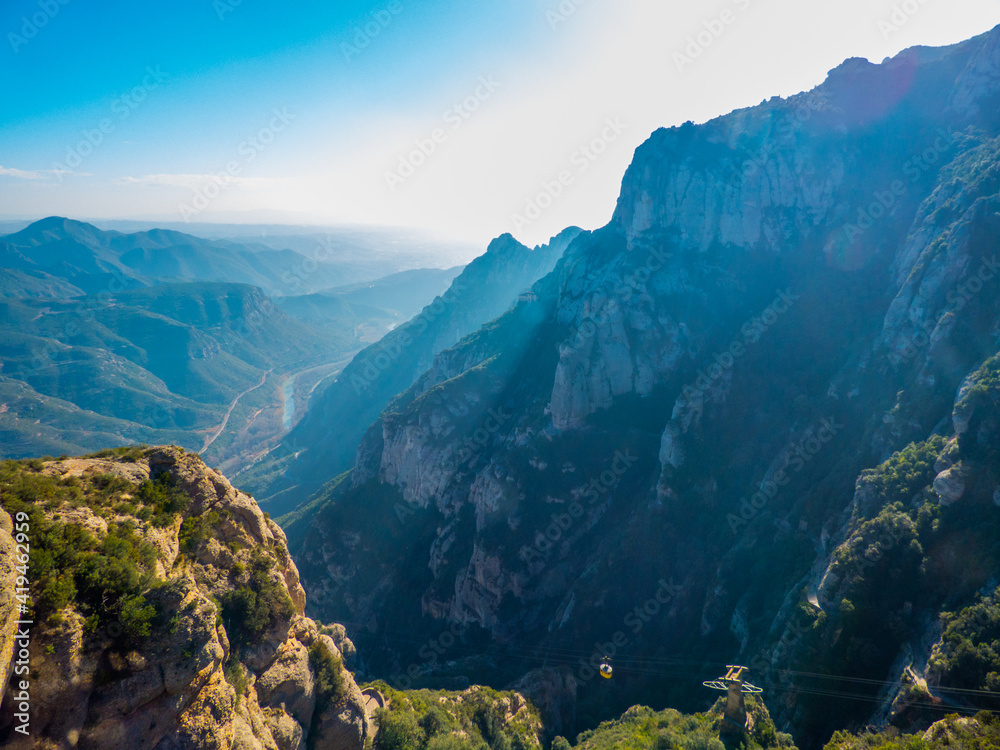 Montañas cubiertas de vegetación bajo los rayos del sol de invierno en el macizo de Montserrat, España