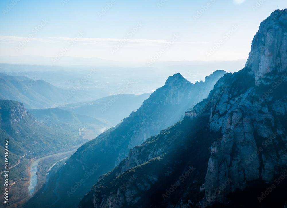Rayos de luz en las montañas del macizo de Montserrat, España