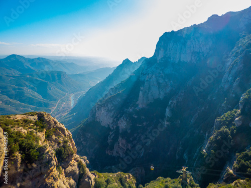 Montañas cubiertas de vegetación bajo los rayos del sol de invierno en el macizo de Montserrat, España