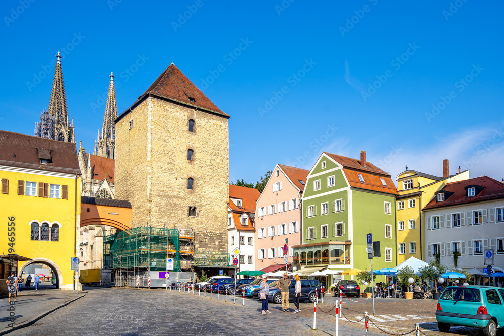 Fototapeta premium Alter Kornmarkt, Römerturm, Regensburg, Deutschland 