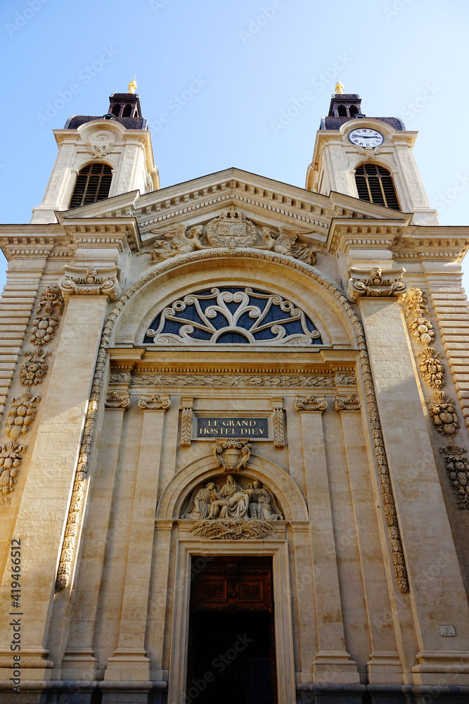 Façade de l'église du Grand Hôtel Dieu de Lyon, France