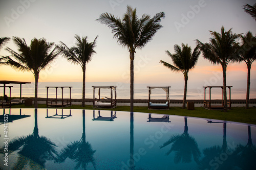 swimmingpool and the sea