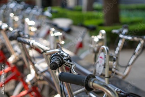 Bicicletas apiladas en la calle