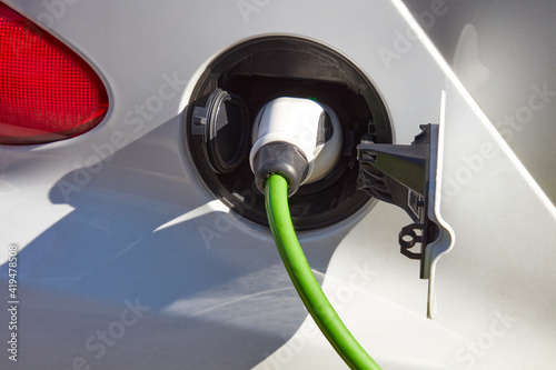 Ein Elektroauto wird über ein Kabel aufgeladen.