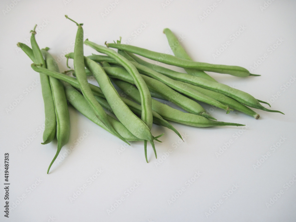 Fototapeta premium green beans on a wooden table