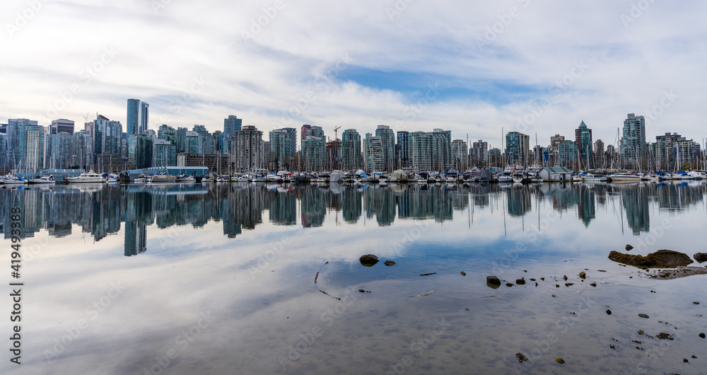 Obraz premium Vancouver City skyline reflected on the water surface. Beautiful cityscape seen from Stanley Park. BC, Canada.
