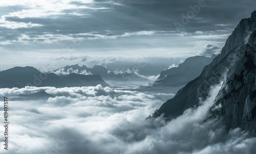 Mit Nebel gefülltes Kaiserbachtal in Österreich