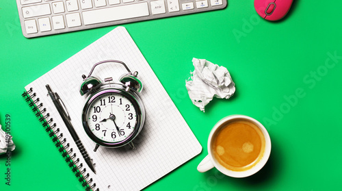 Home office und todo liste mit vintage Alarm uhr auf dem tisch