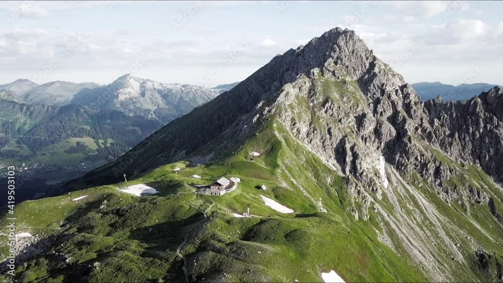 Luftaufnahme der Berglandschaft and der Fiderepasshütte in den deutschen Allgäuer Alpen