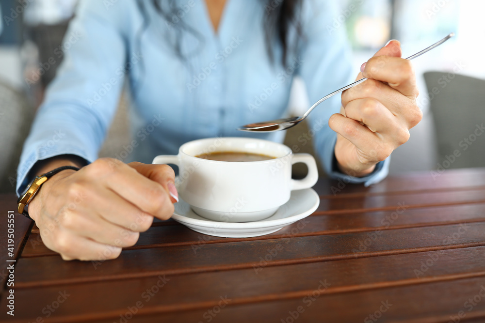 The employee during the break eats the broth
