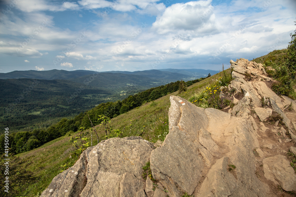 Letni widok z wychodni skalnej na zielone wzgórza, Bieszczady, Polska