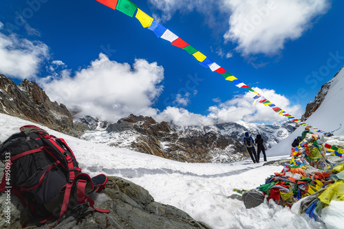 Tableau sur toile Budda flags in Himalayan mountains at Cho La pass, 5420 meters, Nepal