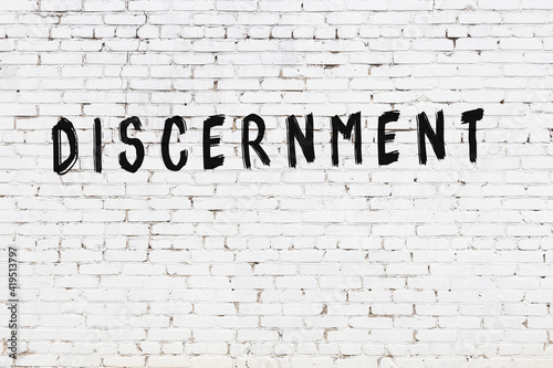 Canvas Print Inscription discernment painted on white brick wall