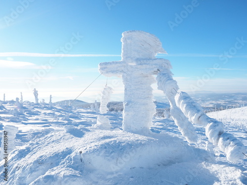 Winterwonderland am Plöckenstein in Oberösterreich in Österreich. Vereistes Gipfelkreuz © Sabi