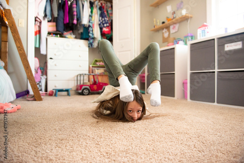 Quadro em tela Girl doing stretching and contortion exercise.