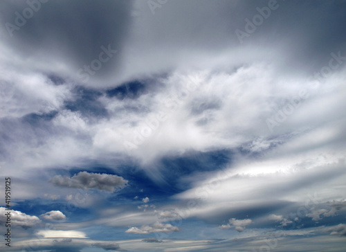Stürmischer Himmel mit Wolken in verschiedenen Größen und Formen, windiges Wetter