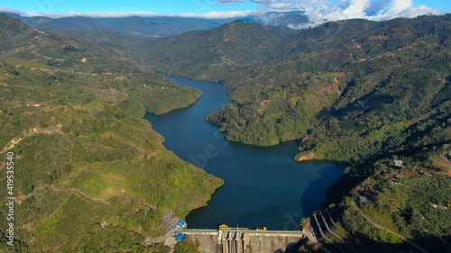 Vista aerea represa angostura en Costa Rica