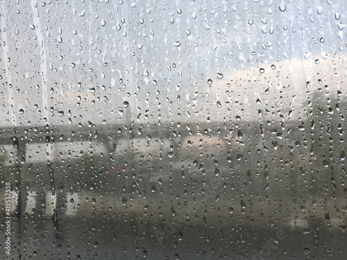 Take pictures of rain on the background glass. Make the background blur Is the sky and the motorway © samphan