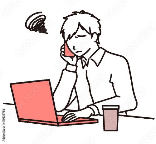 携帯で電話をしながらノートパソコンに向かっている困った表情の男性