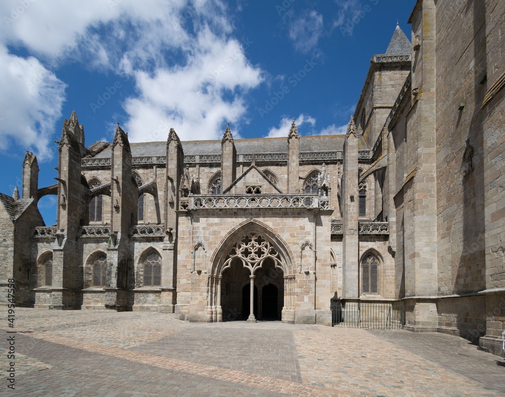 Tréguier dans les côtes d'Armor en Bretagne, sa cathédrale, son cloître.	