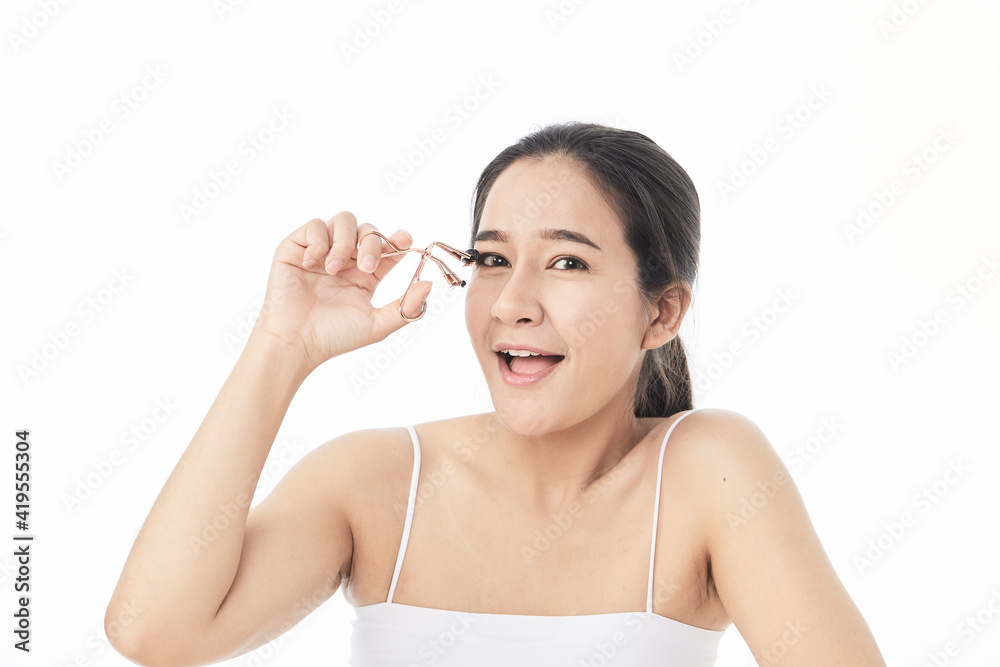 Women who use the eyelash curler Women who use the eyelash curler