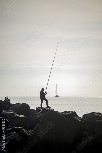 Pêcheurs à l'aube en bord de mer