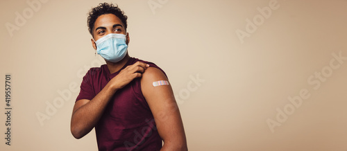 Photo Man getting vaccinated