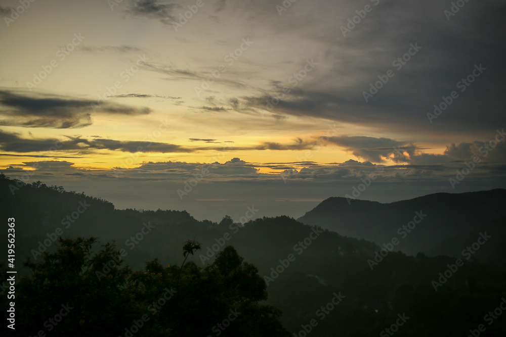 Obraz premium Beautiful sunset taken in the evening on the mountain side