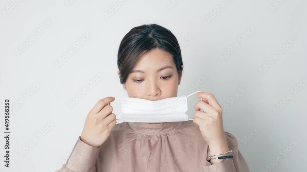 マスクをつける女性