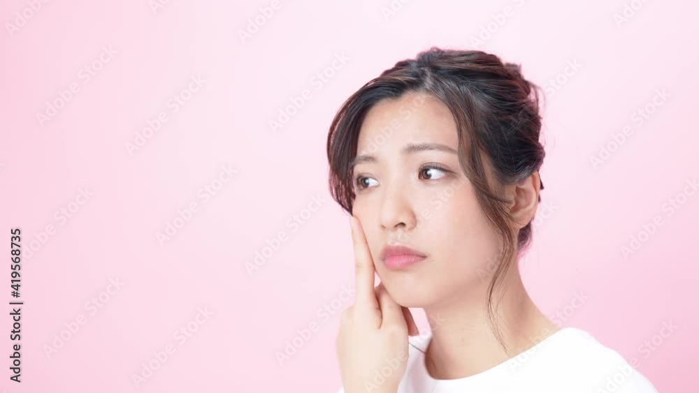 お肌を気にする女性 スキンケア スローモーション お肌を気にする女性 スキンケア スローモーション