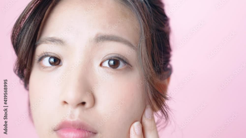 お肌を気にする女性 スキンケア お肌を気にする女性 スキンケア