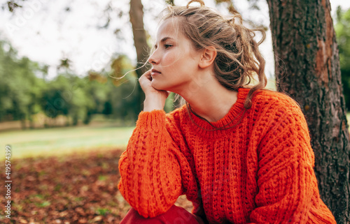 Obraz na płótnie Caucasian young woman resting in the park
