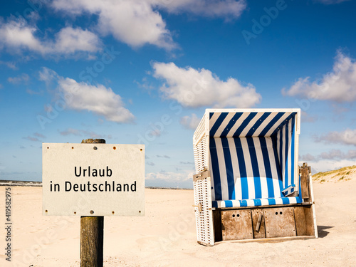 Strandkorb mit Schild Urlaub in Deutschland