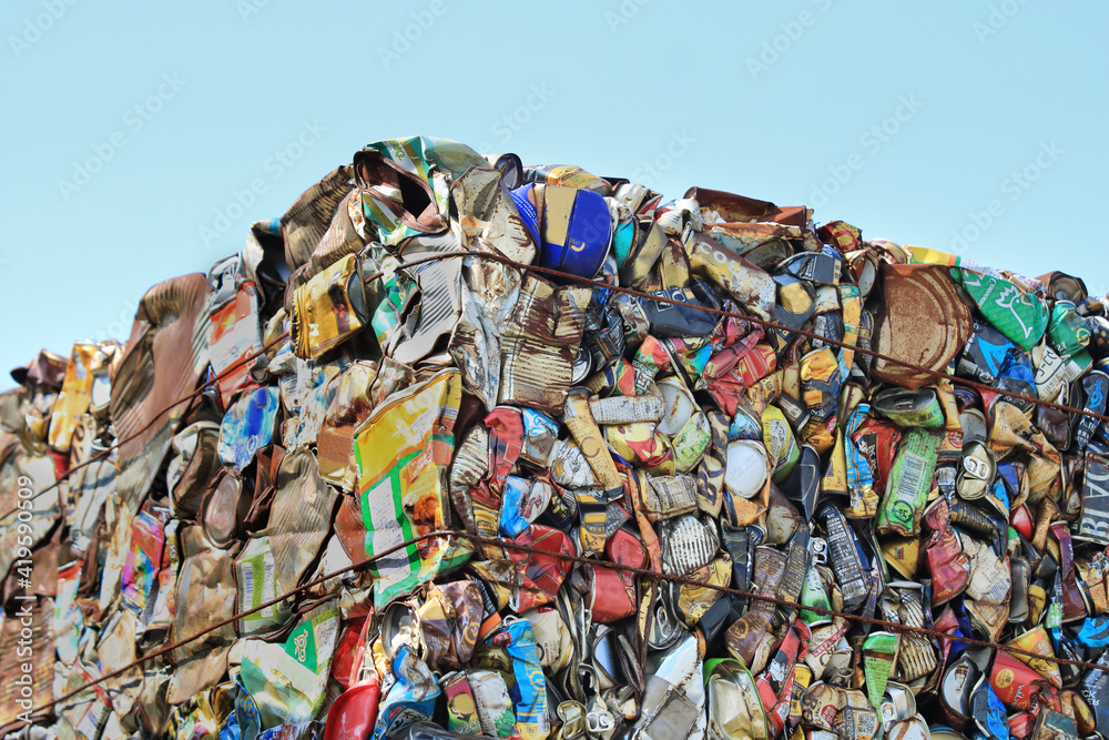 リサイクル用の潰された缶類の集合