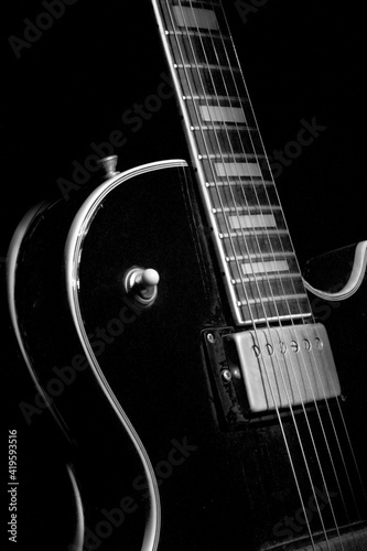 Dettaglio di chitarra elettrica in bianco e nero