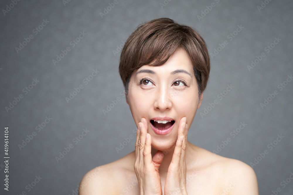 表情筋を動かす中年の日本人女性 表情筋を動かす中年の日本人女性