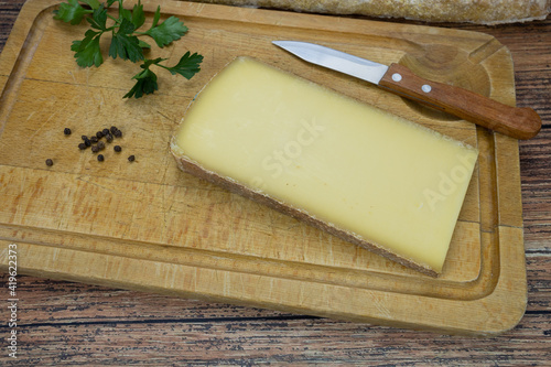 tranche de fromage Comté sur une planche à découper	