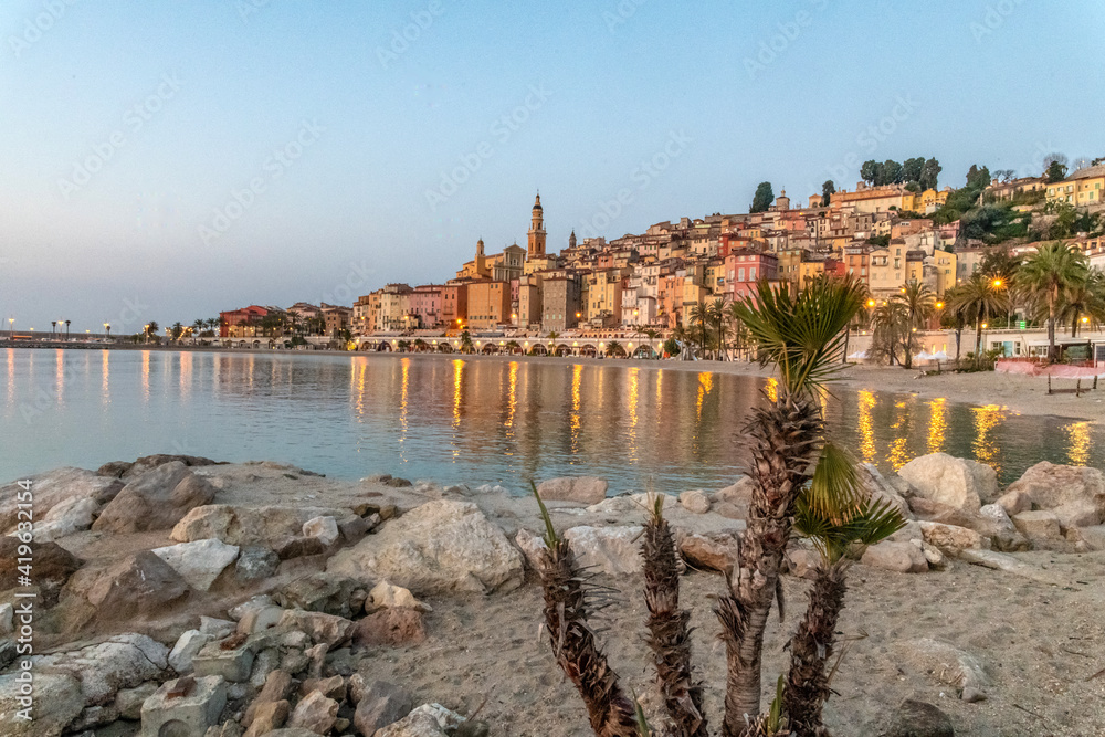 Menton et ses couleurs chaudes en bord de mer sur la Riviera française capitale mondiale des agrumes
