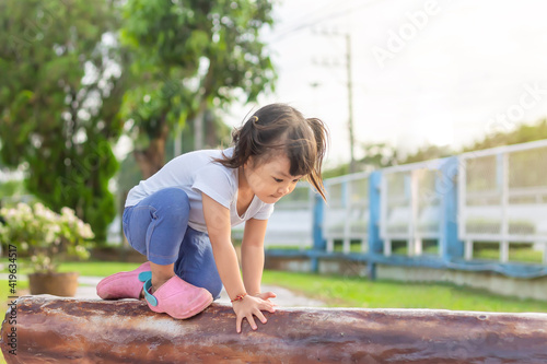 Foto Happy Asian baby child girl aged of 2-3 years old playing with a toy