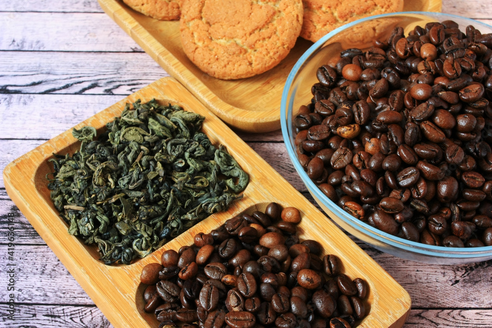 Fototapeta premium Brown coffee beans on a plate
