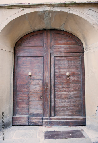 Front entrance door leading to a house in Italy