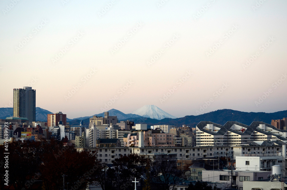 早朝の八王子市街と富士山
