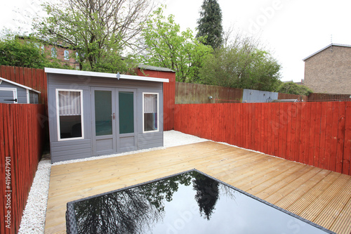 Schilderij op canvas back garden with bespoke hut and wooden decking