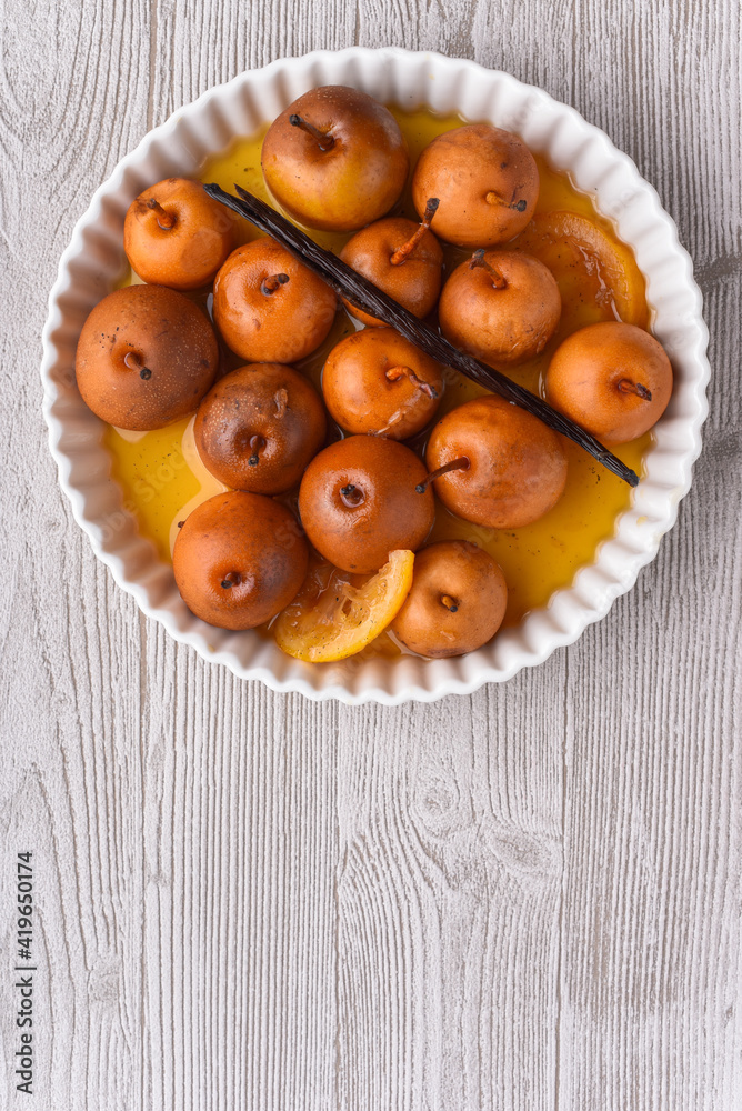 Mini pears in caramel and vanilla sauce Mini pears in caramel and vanilla sauce