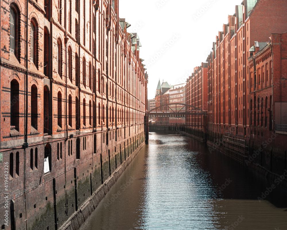 Speicherstadt Hamburg im Sommer mit Ziegeln und Kanal