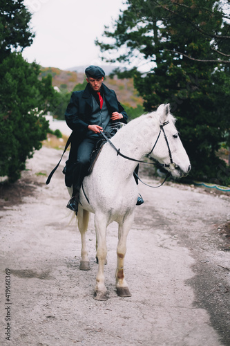 Stylish guy on a white horse © Женя Шаповалов