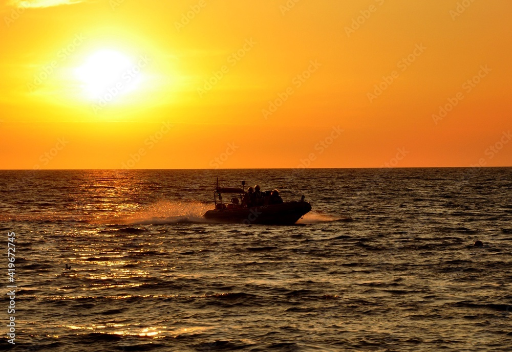Wieczór i łódź nad Morzem Bałtyckim.